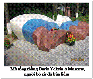 Text Box:  
      Mộ tổng thồng Boris Yeltsin ở Moscow,
                  người bỏ cờ đỏ búa liềm